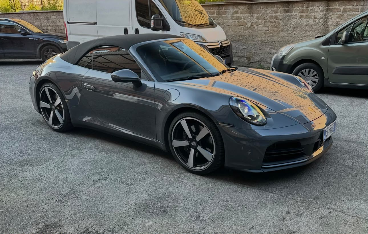 Porsche 992 con vetri oscurati da Tint Garage Roma