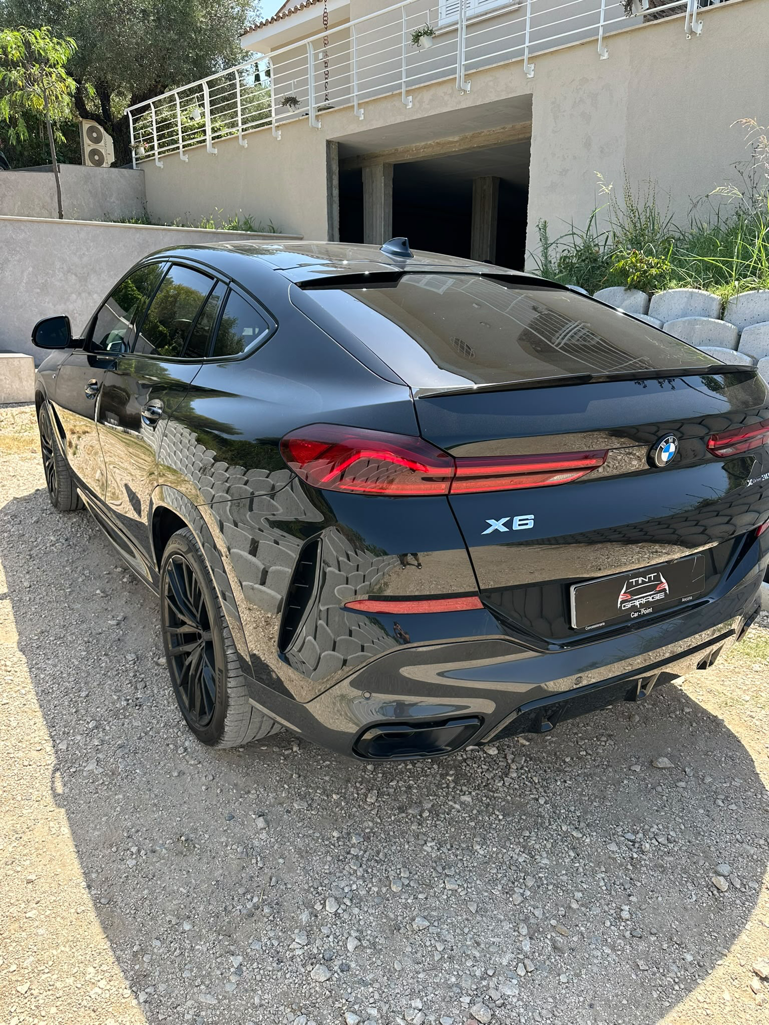 BMW X6 con vetri oscurati da Tint Garage a Roma