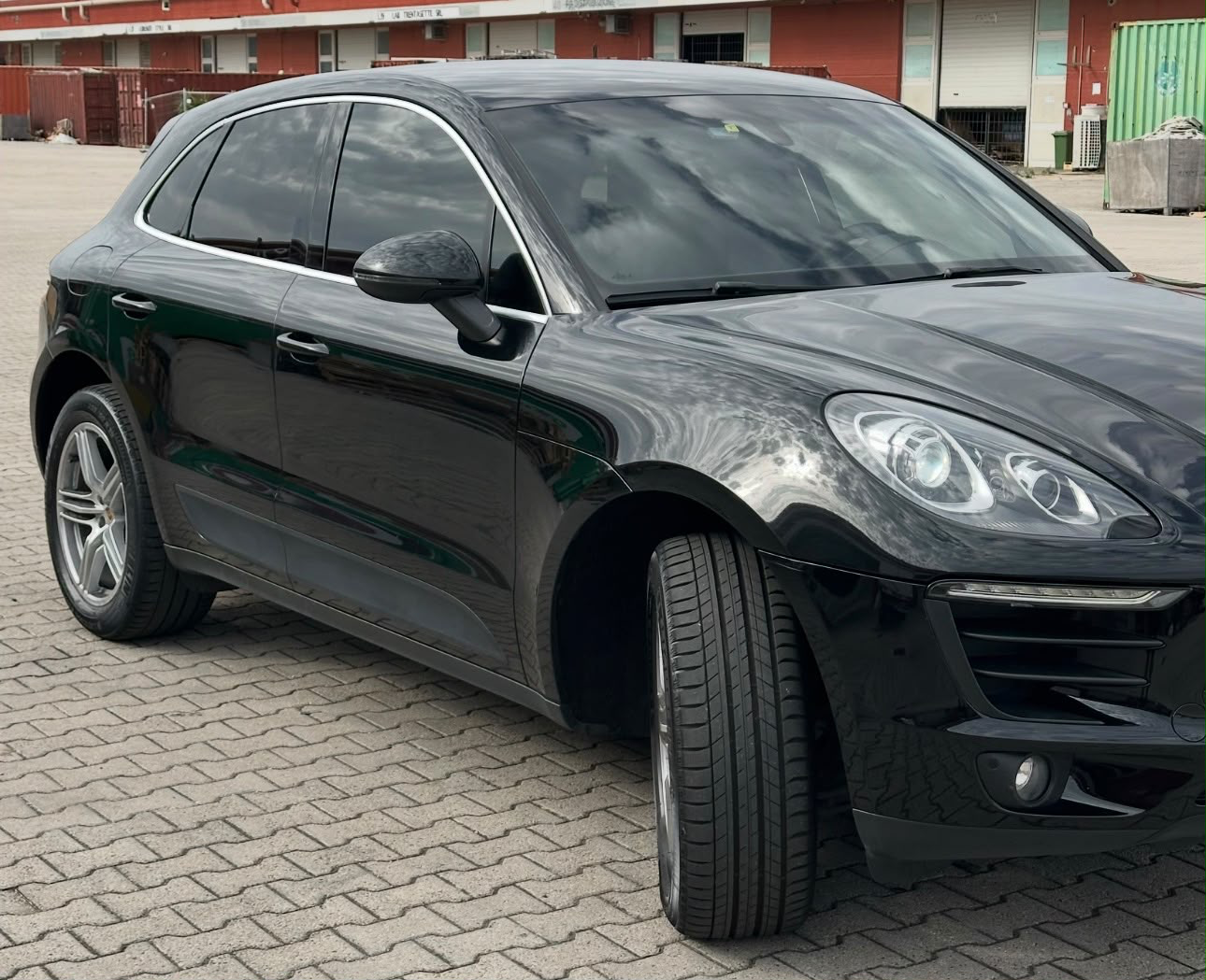 Porsche Macan con pellicole oscuranti installate a Roma