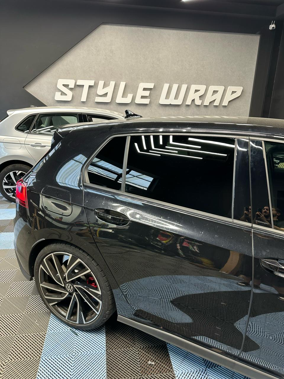 Installazione pellicole oscuranti auto Tint Garage Roma