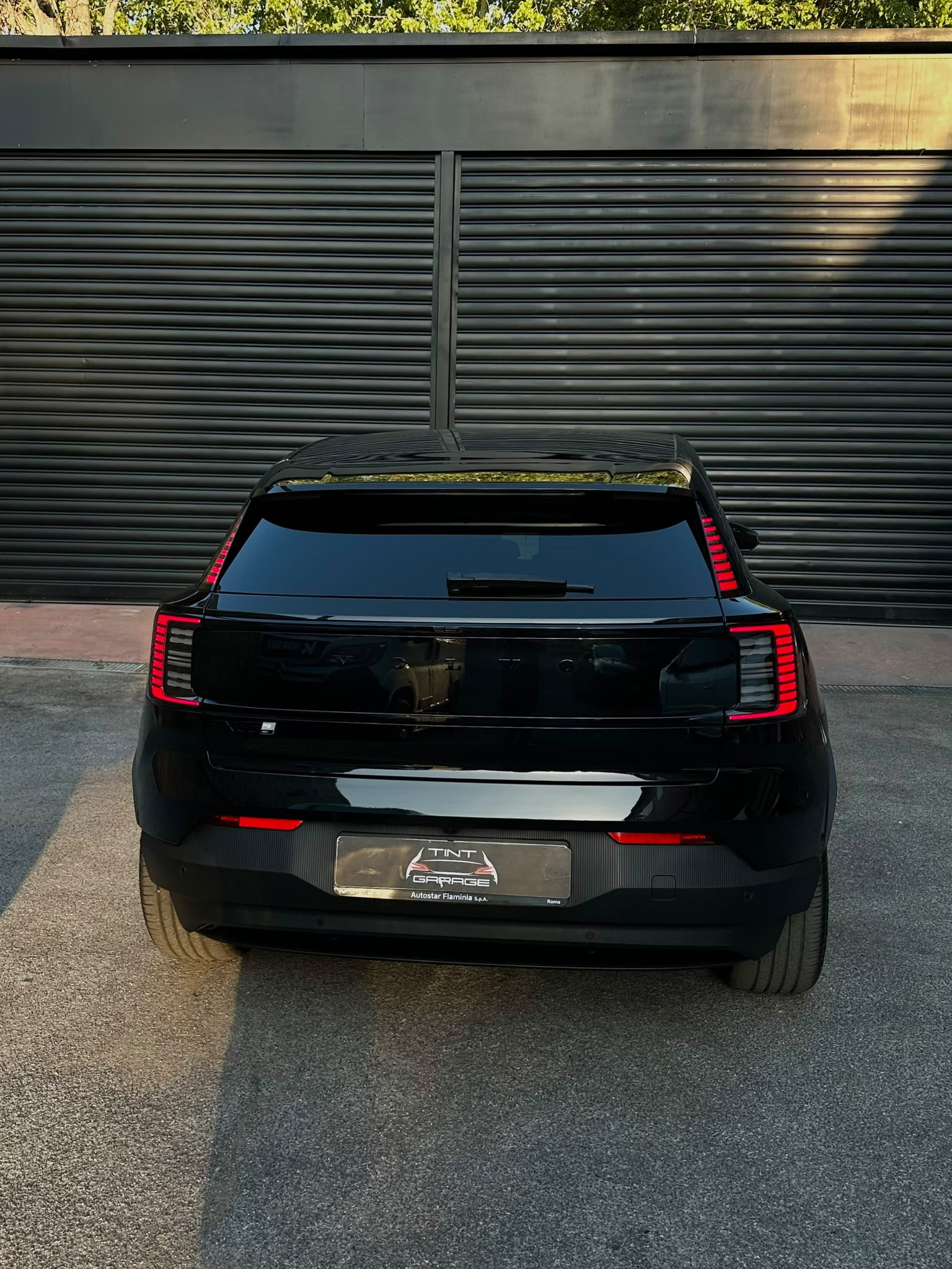 Volvo con pellicole oscuranti installate da Tint Garage Roma